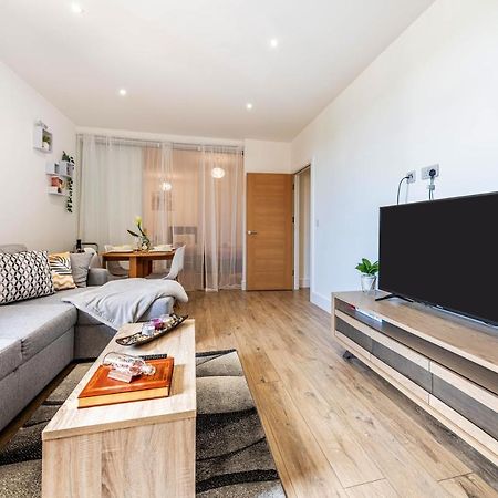 Mission Wave - Venture Apartment Стейнс Экстерьер фото