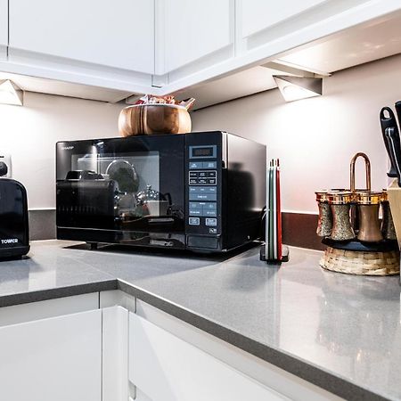 Mission Wave - Venture Apartment Стейнс Экстерьер фото