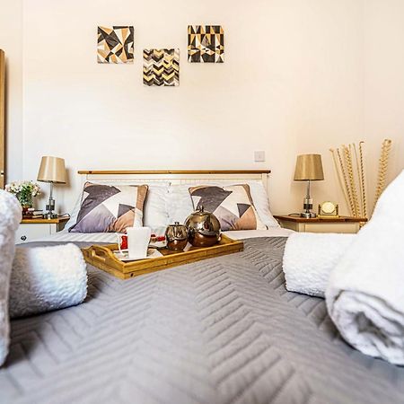 Mission Wave - Venture Apartment Стейнс Экстерьер фото