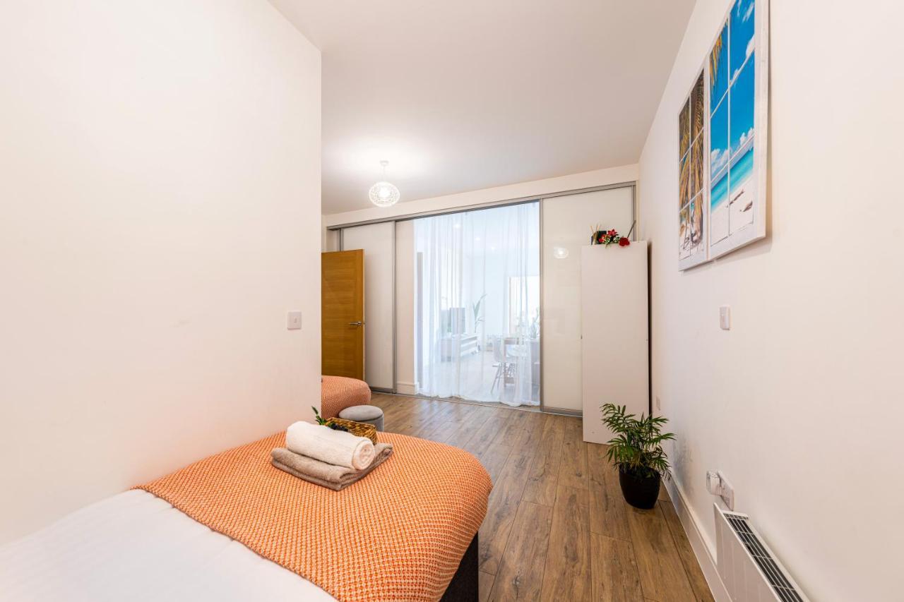 Mission Wave - Venture Apartment Стейнс Экстерьер фото