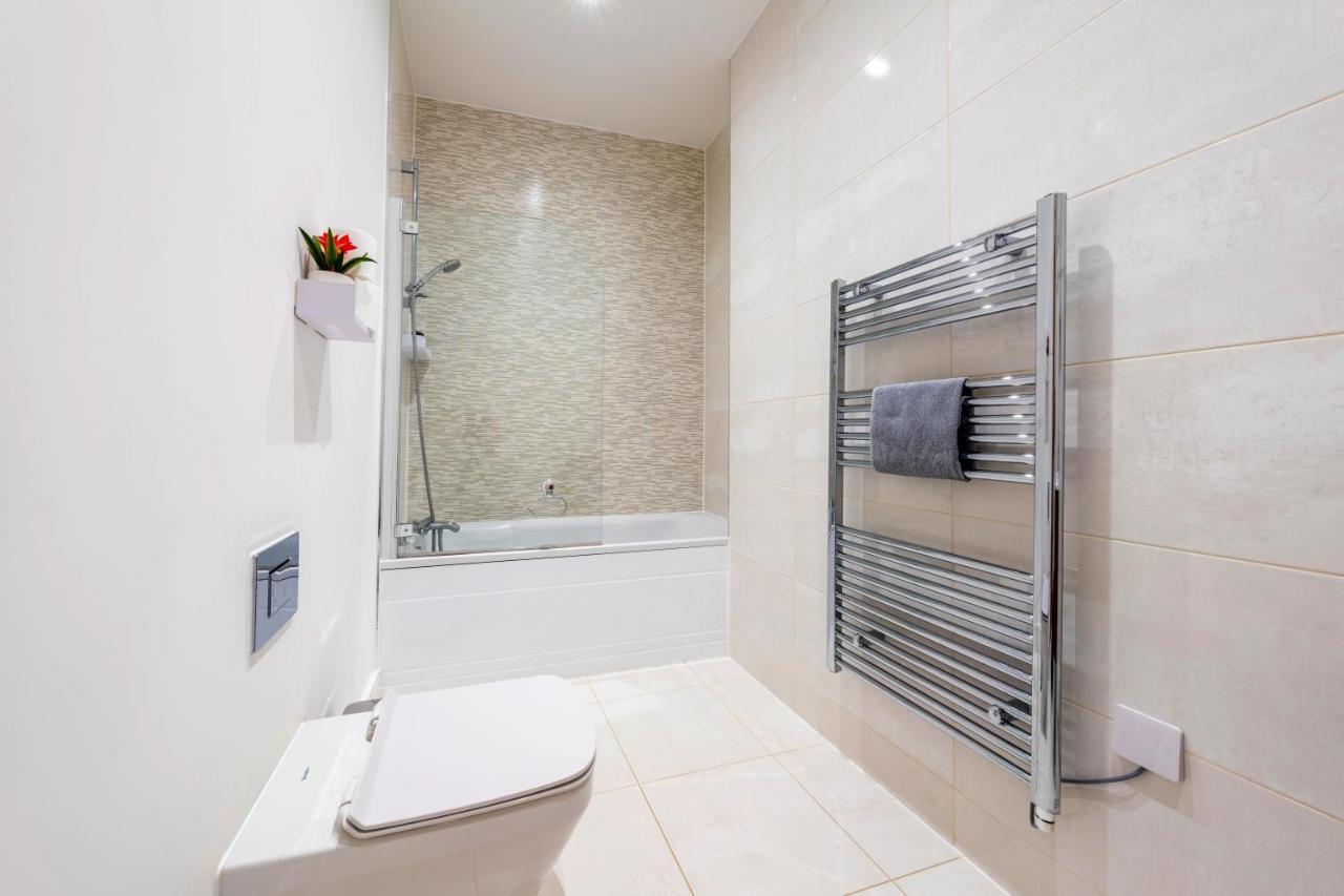 Mission Wave - Venture Apartment Стейнс Экстерьер фото