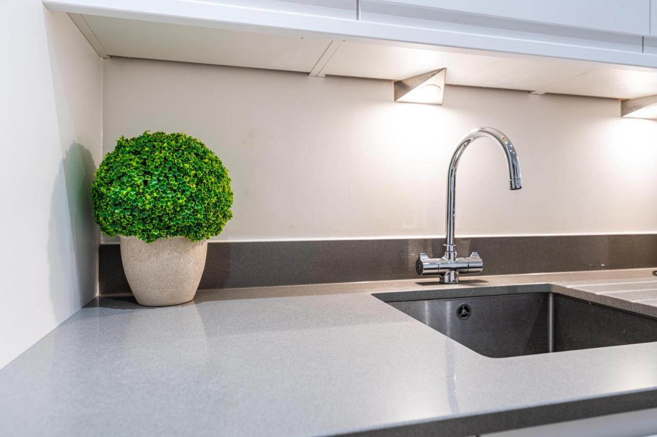 Mission Wave - Venture Apartment Стейнс Экстерьер фото