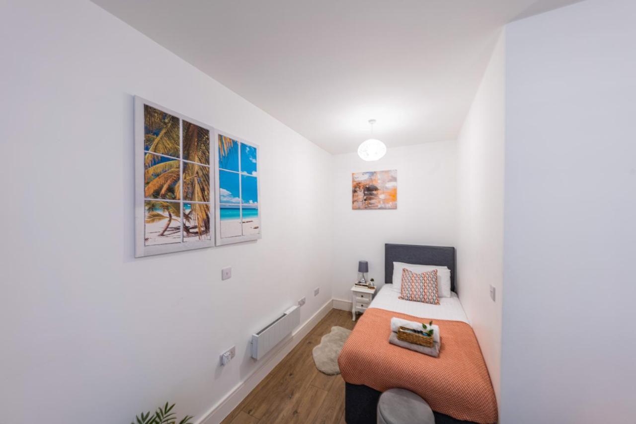 Mission Wave - Venture Apartment Стейнс Экстерьер фото