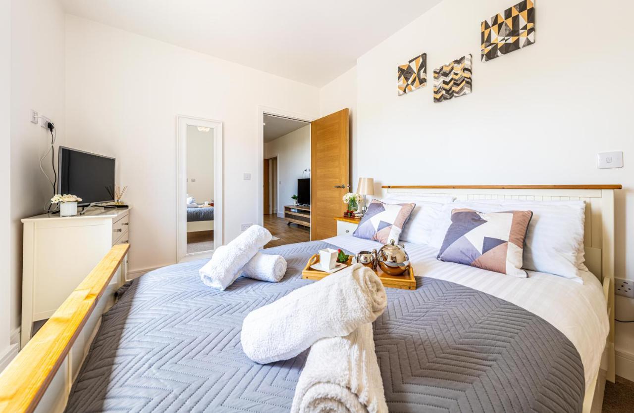 Mission Wave - Venture Apartment Стейнс Экстерьер фото