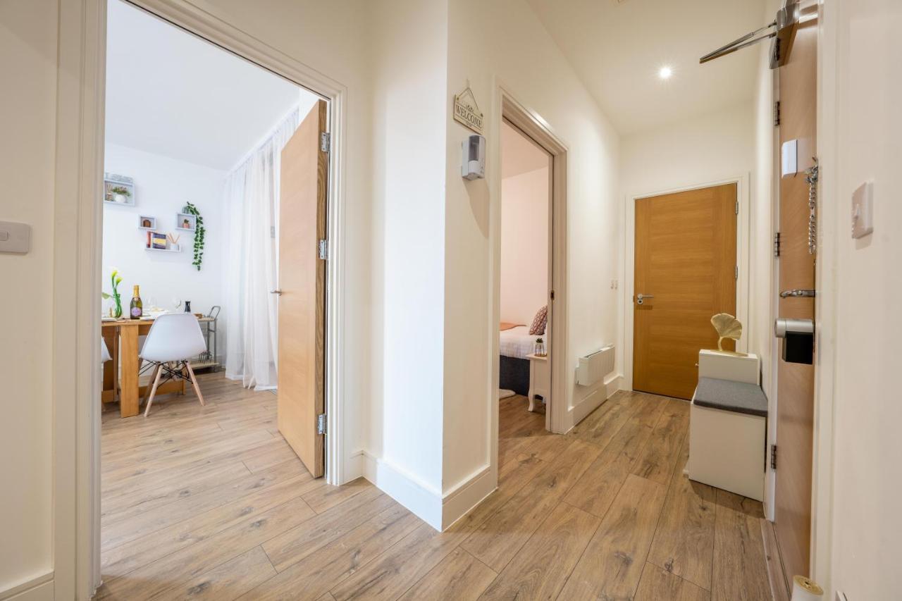 Mission Wave - Venture Apartment Стейнс Экстерьер фото