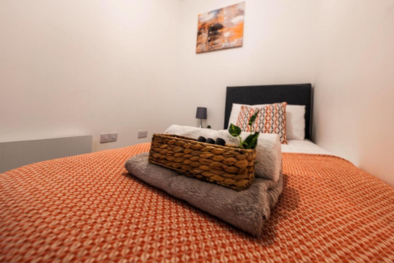 Mission Wave - Venture Apartment Стейнс Экстерьер фото
