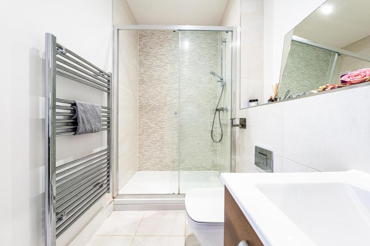 Mission Wave - Venture Apartment Стейнс Экстерьер фото