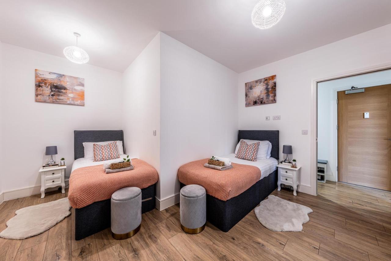 Mission Wave - Venture Apartment Стейнс Экстерьер фото