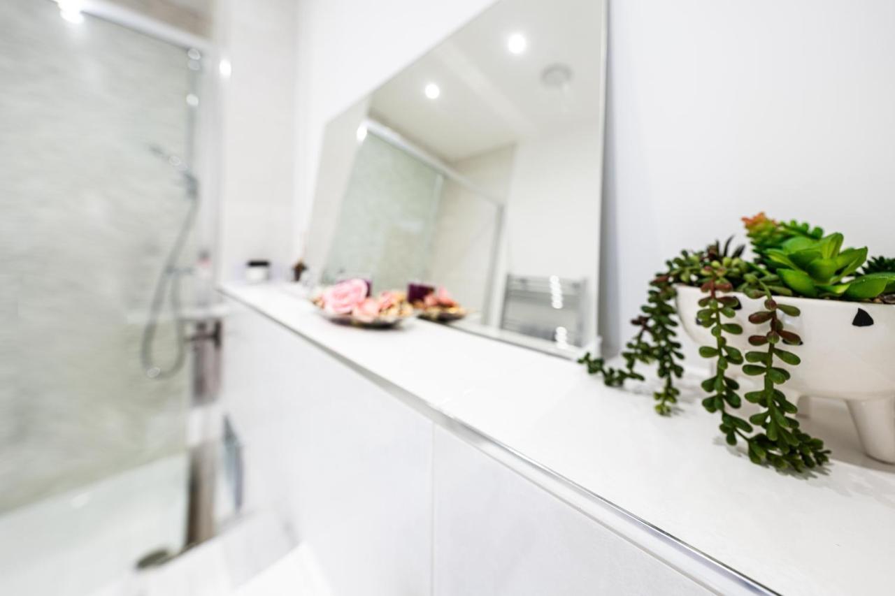 Mission Wave - Venture Apartment Стейнс Экстерьер фото