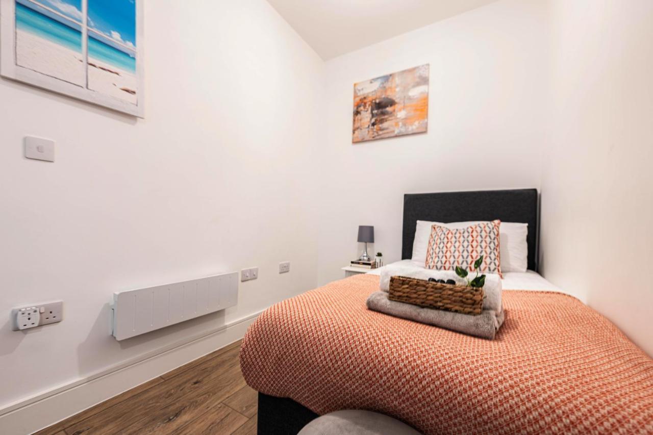 Mission Wave - Venture Apartment Стейнс Экстерьер фото