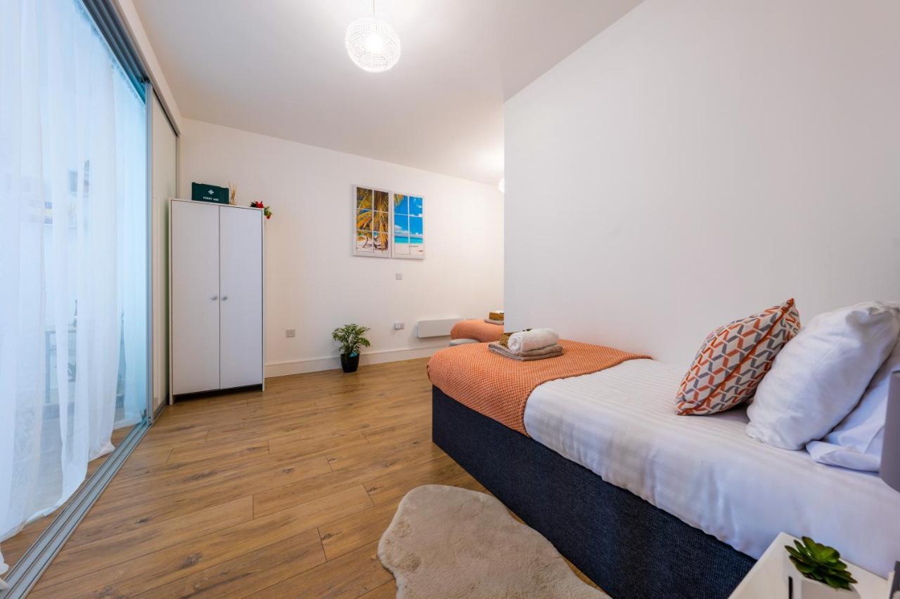 Mission Wave - Venture Apartment Стейнс Экстерьер фото